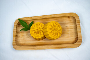 木盘上的精致中式月饼