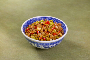 蓝碗装的美味混合食材