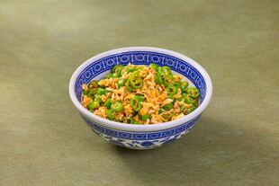 蓝白瓷碗中的多彩食物
