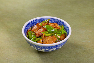碗中美味红烧肉配青椒