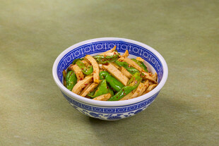 蓝碗中的青椒炒肉丝