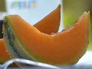 新鲜切块蜜瓜特写