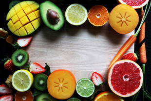 多彩鲜果与蔬菜的组合
