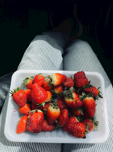 盒装新鲜草莓诱人色泽