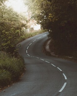 蜿蜒山间公路风景