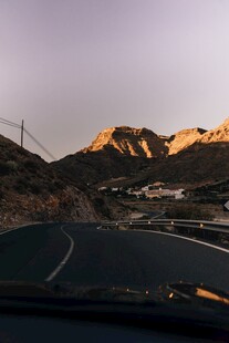 车内视角的黄昏山路美景