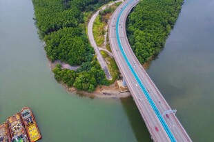 航拍跨河公路桥美景