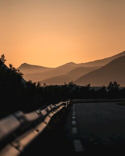 夕阳下的公路与远山