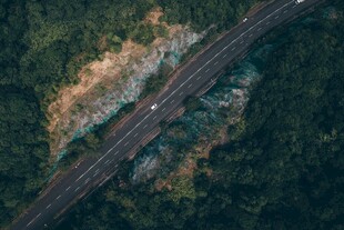 俯瞰山林间的蜿蜒公路