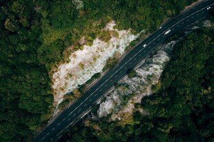 俯瞰山间公路蜿蜒穿行