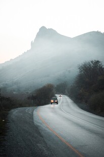 山间公路上行驶的车辆