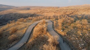 蜿蜒公路穿行广袤原野