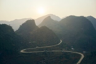 山间蜿蜒公路迎日出