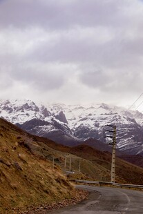 雪山下的道路景观