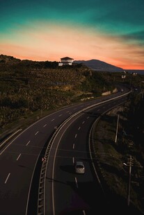 黄昏下蜿蜒的公路美景