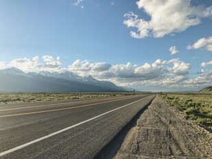 公路伸向远方的开阔风景