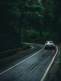 雨中蜿蜒公路上的行驶车辆