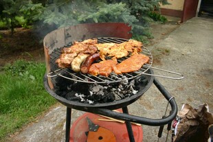 户外烧烤架上的美味烤肉