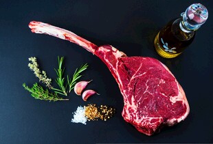 新鲜战斧牛排与佐料搭配