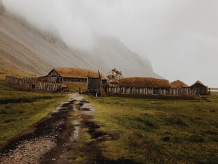 山间雾中茅草屋顶的小屋