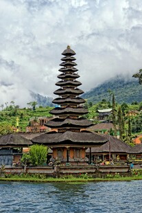 巴厘岛水上古老寺庙建筑