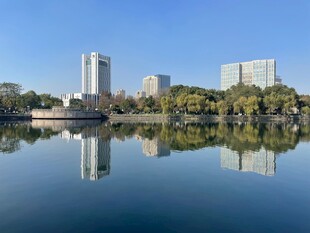 湖畔高楼倒影景观