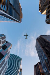 城市上空飞机翱翔