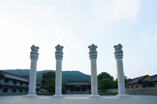 中式广场石柱与传统建筑