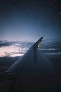 飞机舷窗视角的云海夜景