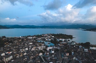 湖畔城镇美景俯瞰