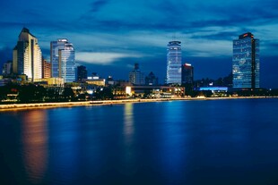 城市夜景下的静谧水面