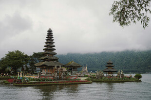 湖畔古寺烟雨朦胧之景