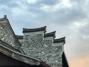 古建屋檐映于天际
