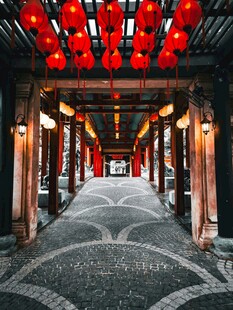古巷红灯笼营造中式氛围