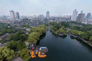 城市河畔景观俯瞰