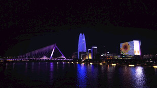 城市夜景中的璀璨建筑桥梁