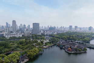 城市河畔景观俯瞰图