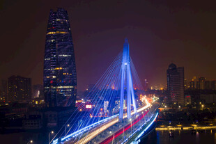 城市夜景中的绚丽桥梁