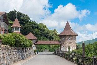 欧式城堡风格的乡间道路