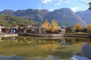 秋日湖畔古村落美景