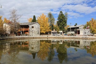 秋日湖畔古村美景