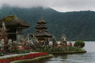 巴厘岛湖畔精美宗教建筑