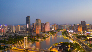 城市河畔璀璨夜景