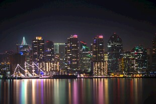 城市璀璨夜景波光倒影