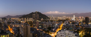 城市夜景与远山风光