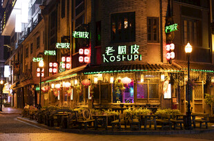 夜晚街边的热闹烤串店