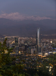 城市夜景与远处山峦