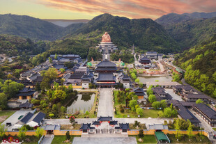 山间古寺全景俯瞰