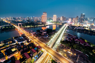 城市夜景中的繁华交通脉络