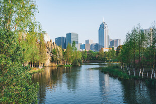 城市河畔美景